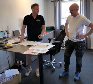 Två medarbetare på Toarps Plåtslageri planerar på kontoret.
