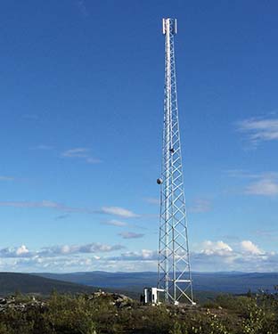 Radiomast tillhörande Tele2 på kulle.