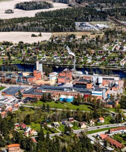Flygbild på småstad där Nordic Paper verkar.