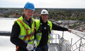 Två medarbetare på CW Lundberg Industri på ett tak.