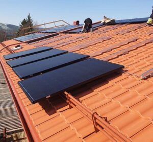 Solpaneler på tak, installerade av OvanSiljans Elmän.