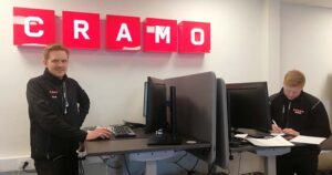 Två medarbetare på Cramo på kontor.