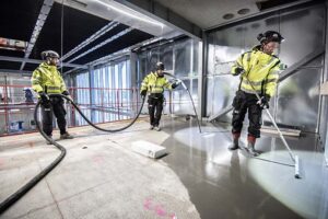 Tre medarbetare från Örebro Fogfria Golv jobbar på golv.