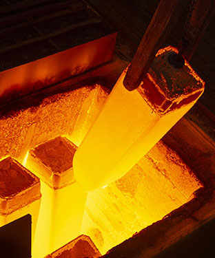 Glödhett stål tas upp ur kärl. Bild av  Ovako och Linde Gas.