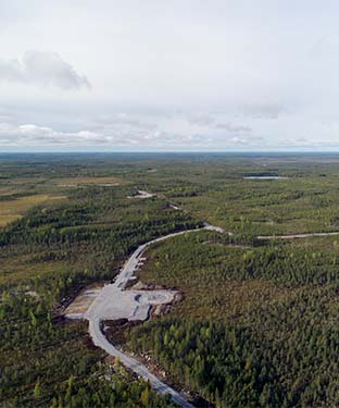 Flygbild av skog och väg av OX2.
