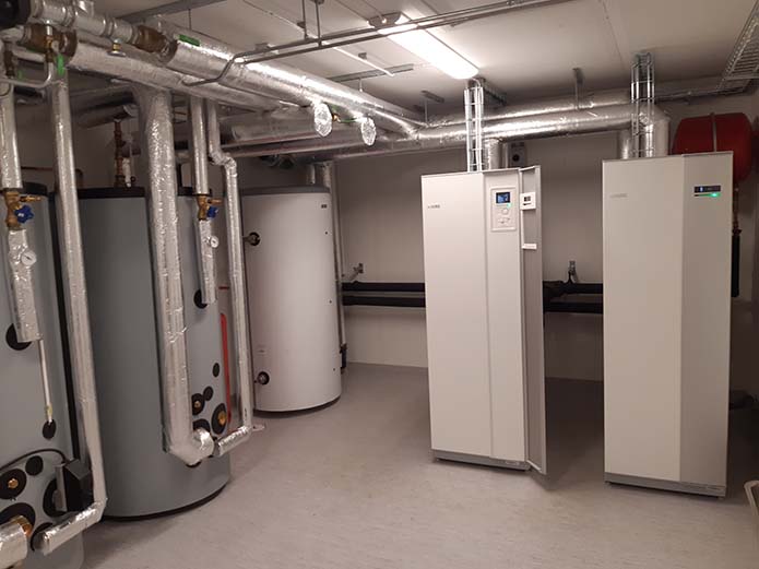 VVS-maskiner i källare, installerade och servade av Unnaryds Värme & Sanitet.