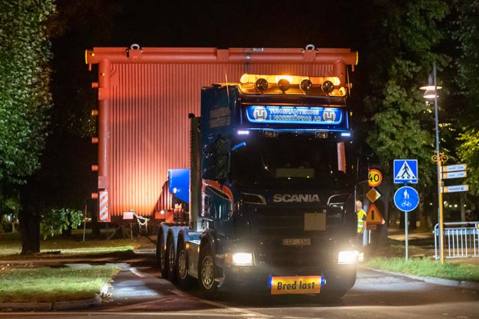 Lastbil från Tunghantering i Norrköping kör en transport på natten.