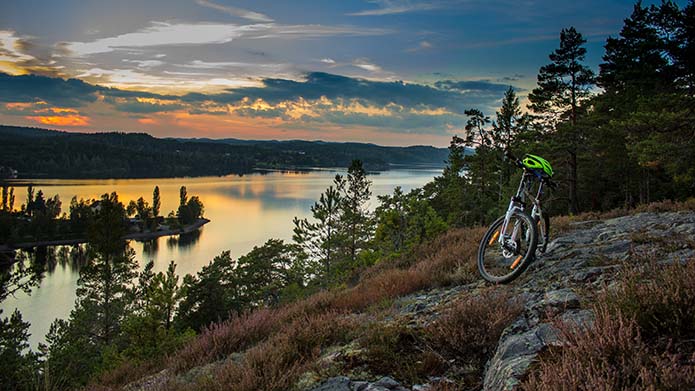 En cykel på en klippa vid en sjö i Ydre kommun.