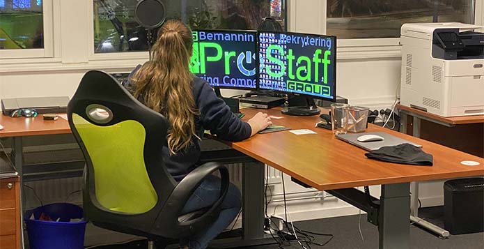 Medarbetare på Prostaff vid dator med två skärmar.