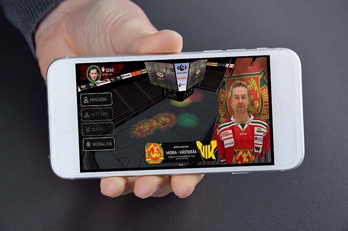 Digital plattform på en mobilskärm med spelare i bild.